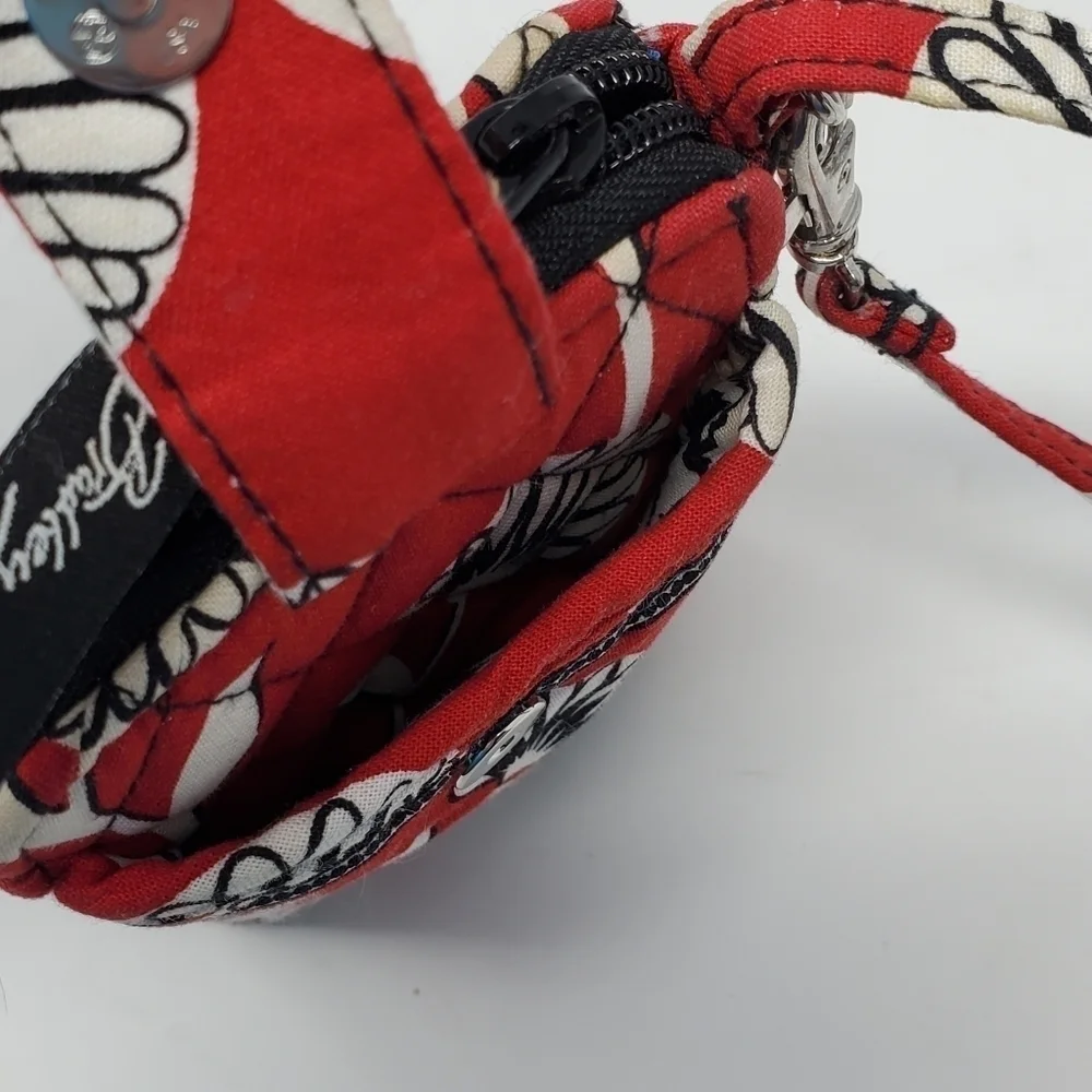 VERA BRADLEY CARRY IT ALL WRISTLET WALLET RED WHITE BLACK DECO DAISY QUILTED